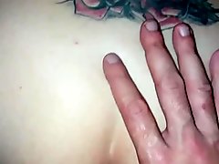 putita cogida con dedo en el orto